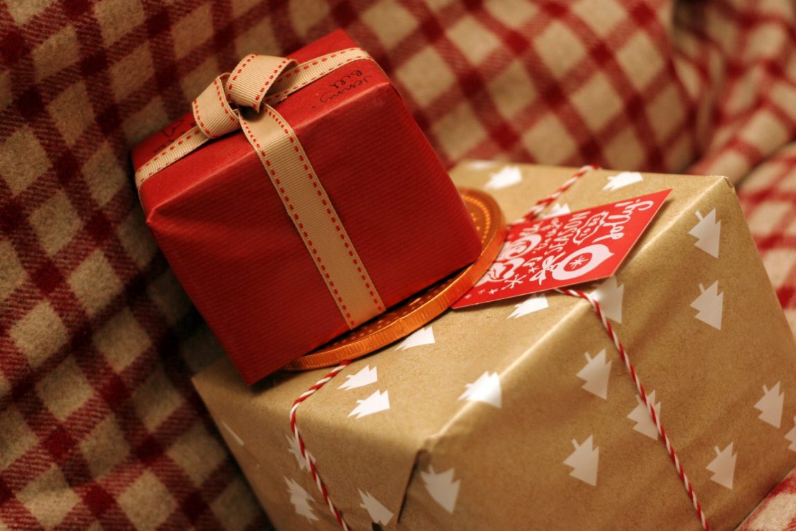 gift-decoration-food-red-holiday-pink-761420-pxhere.com_.jpg